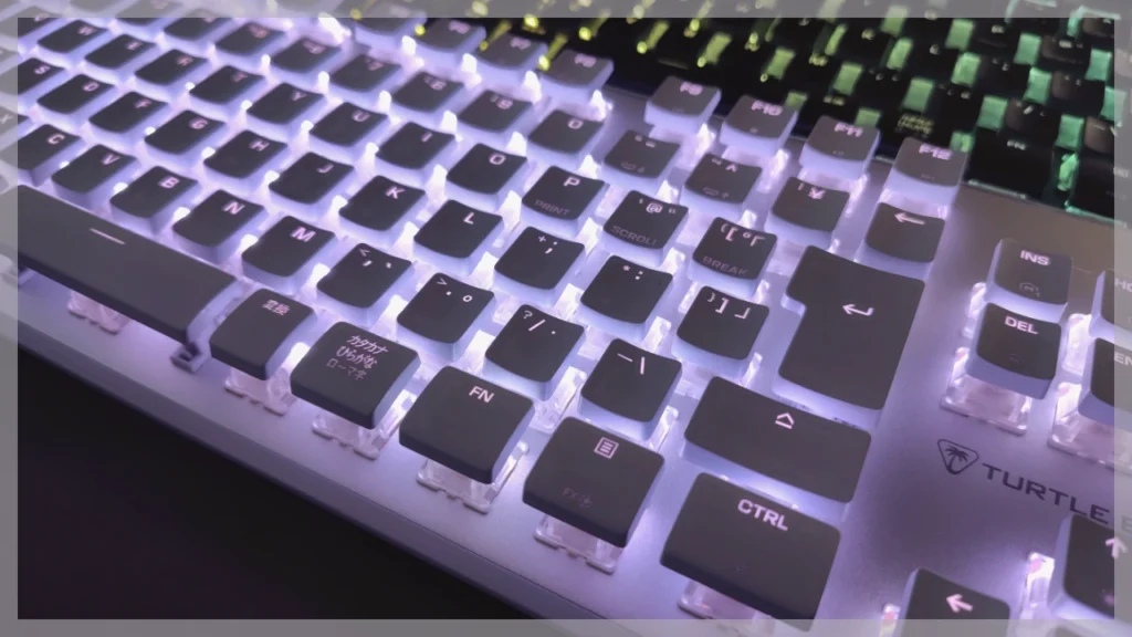 白いライティングで光るVulcan II TKL Pro ホワイト